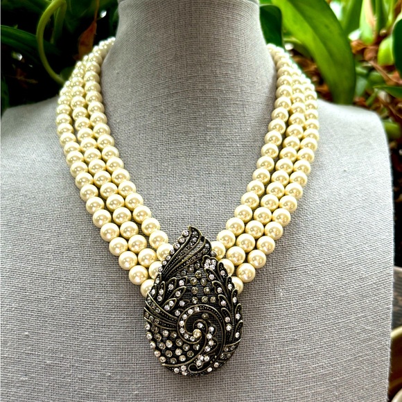 HEIDI DAUS TAPESTRY TRIPLE STRAND PEARL NECKLACE SWAROVSKI CRYSTAL PENDANT - Picture 1 of 16